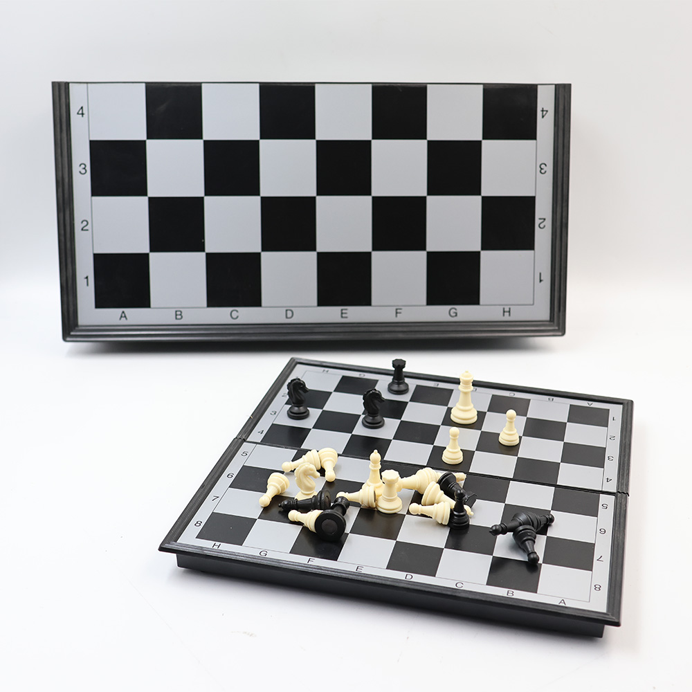 PLASTIC CHESS CHECKER